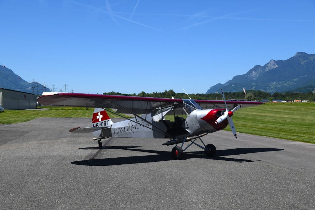 vintage-propeller-plane-at-swiss-airport-with-scenic-mountain-view-32334129